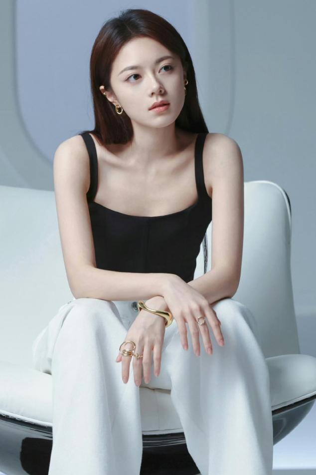 赵今麦出发进组《绝命循环》赵今麦进组新电影，犯罪剧情片，搭档范丞丞，根据韩国高