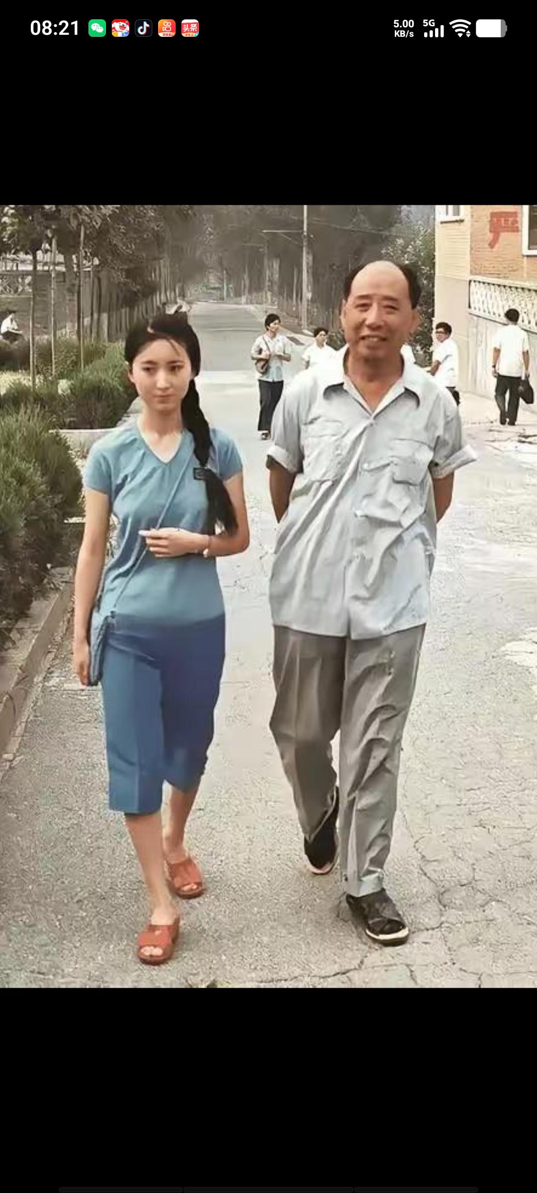 一张老照片，勾起了诸多回忆。陈晓旭天然透亮的美，显得那样自然，与林黛玉的气质完美