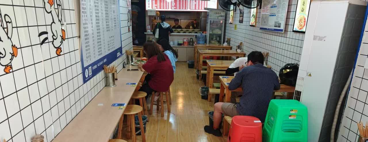 我发现开店，尽量别让老人在前台！ 今天去吃米线，店里来了一家三口点了一共