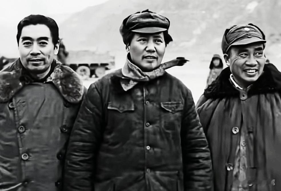 下图是近代最牛的三人团：毛泽东、周恩来和朱德。他们牛就牛在：他们三人都是党、政、