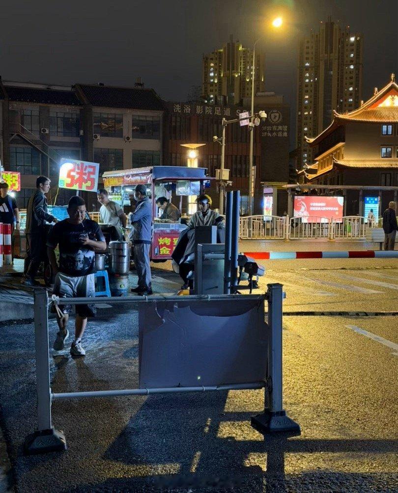 网友投稿：盐城市第一人民医院北院住院部入口处摆摊的真牛，占车道，从东向西路都堵死了，进医院时，入口处