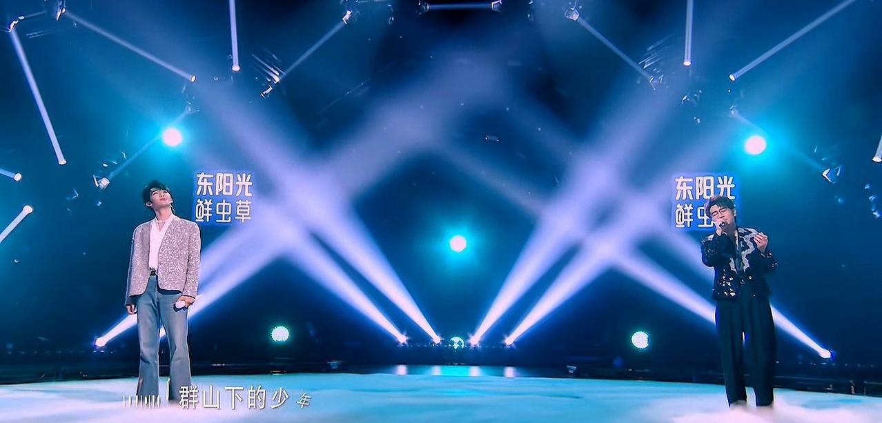 都看中秋晚会没？同样一首《月亮照山川》，两伙人唱听出两个意境，一个是中年人