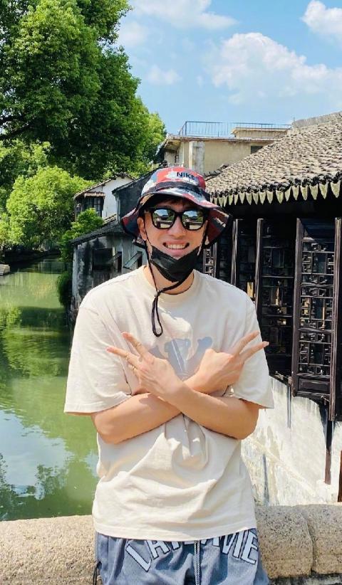 刘翔，冲上热搜！3月14日深夜，许久没有消息的刘翔，连夜冲上热搜，原