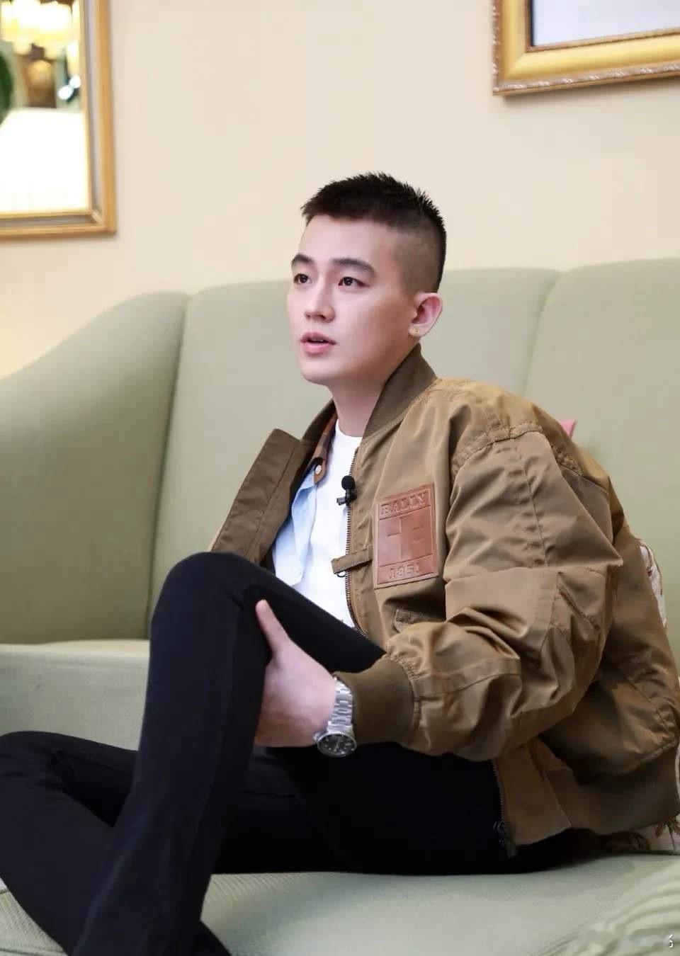 1.陈若轩小时候学过散打，他当时学散打是因为妈妈开了一个小饭馆，经常会有人喝酒闹