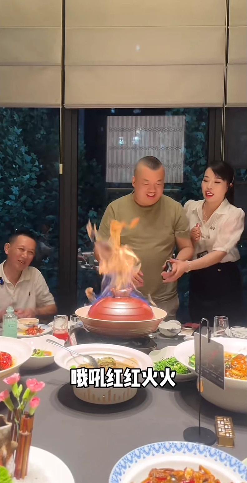 北京坤哥，湖北武汉探店一次，5万块到手。他在身旁美女服务员，手把手的指导下，顺利