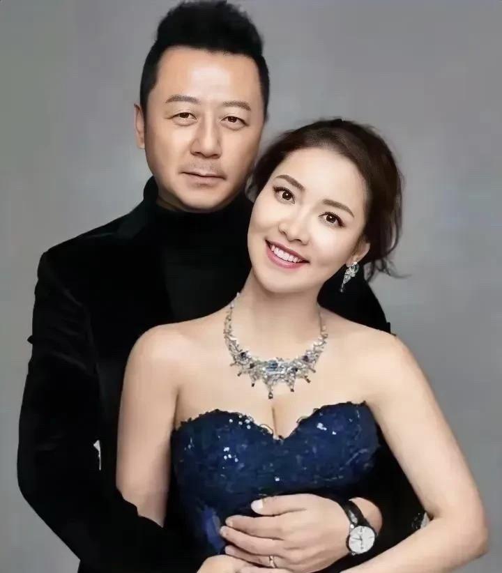 原来她是郭涛的妻子，长得漂亮又大方，身材比例完全不输小花们。长相很有辨识度，气质