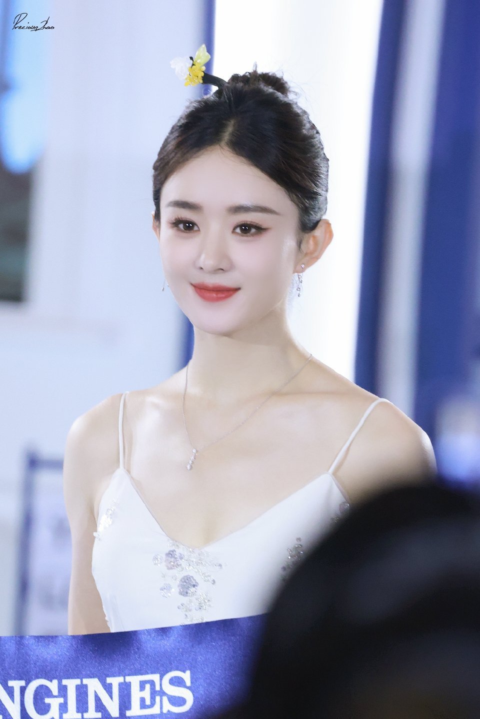 赵丽颖这个白色吊带裙真的好惊艳，有种茉莉花的感觉什么时候颖宝再走红毯