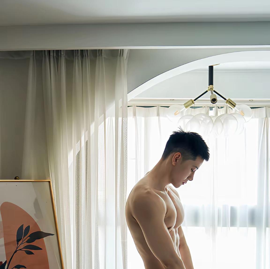 夏天的夜晚适合散步，也适合偶遇。街灯一盏盏亮起来的时候，那些刚打完球的男生从球场