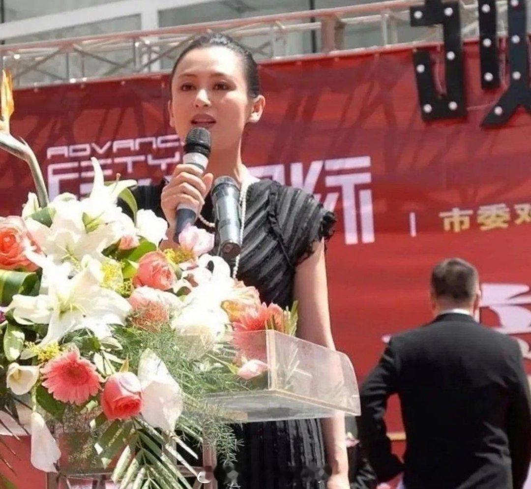 谁懂啊，万万没想到女神也接小商演，估计这来钱快！