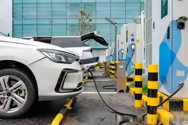 美国充电桩的龙头企业ChargePoint，这两年愣是裁了两轮员，营收倒是掉下去