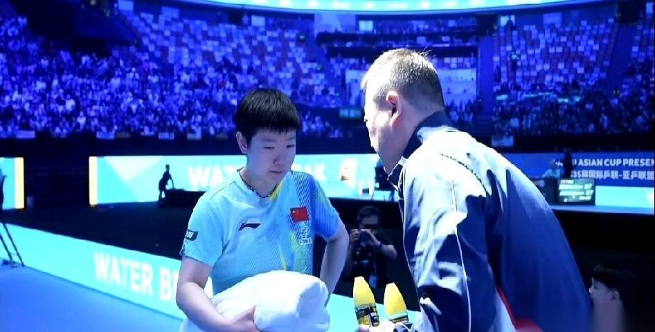 一个月。整整一个月，孙颖莎没打比赛。最近几场球赛，看台上安静得能听见运动员的喘