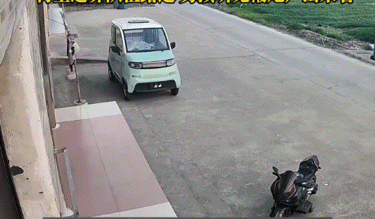 广东，一小男孩在家里听到远处传来鞭炮声，便从家里跑出来查看情况发现，是村里一老人