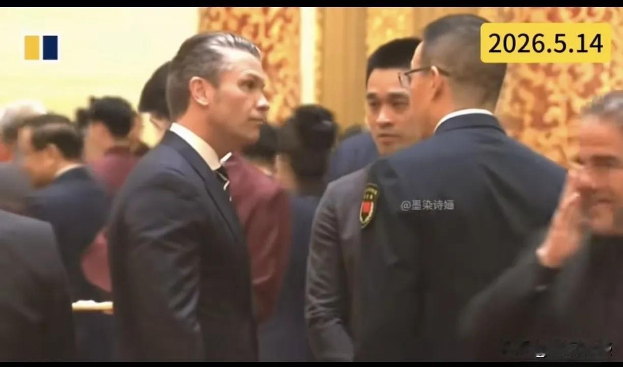 赫格塞思在和董部长交流时，完全没有和小泉进次郎交流时那股神气。赫格塞思一边耐心的