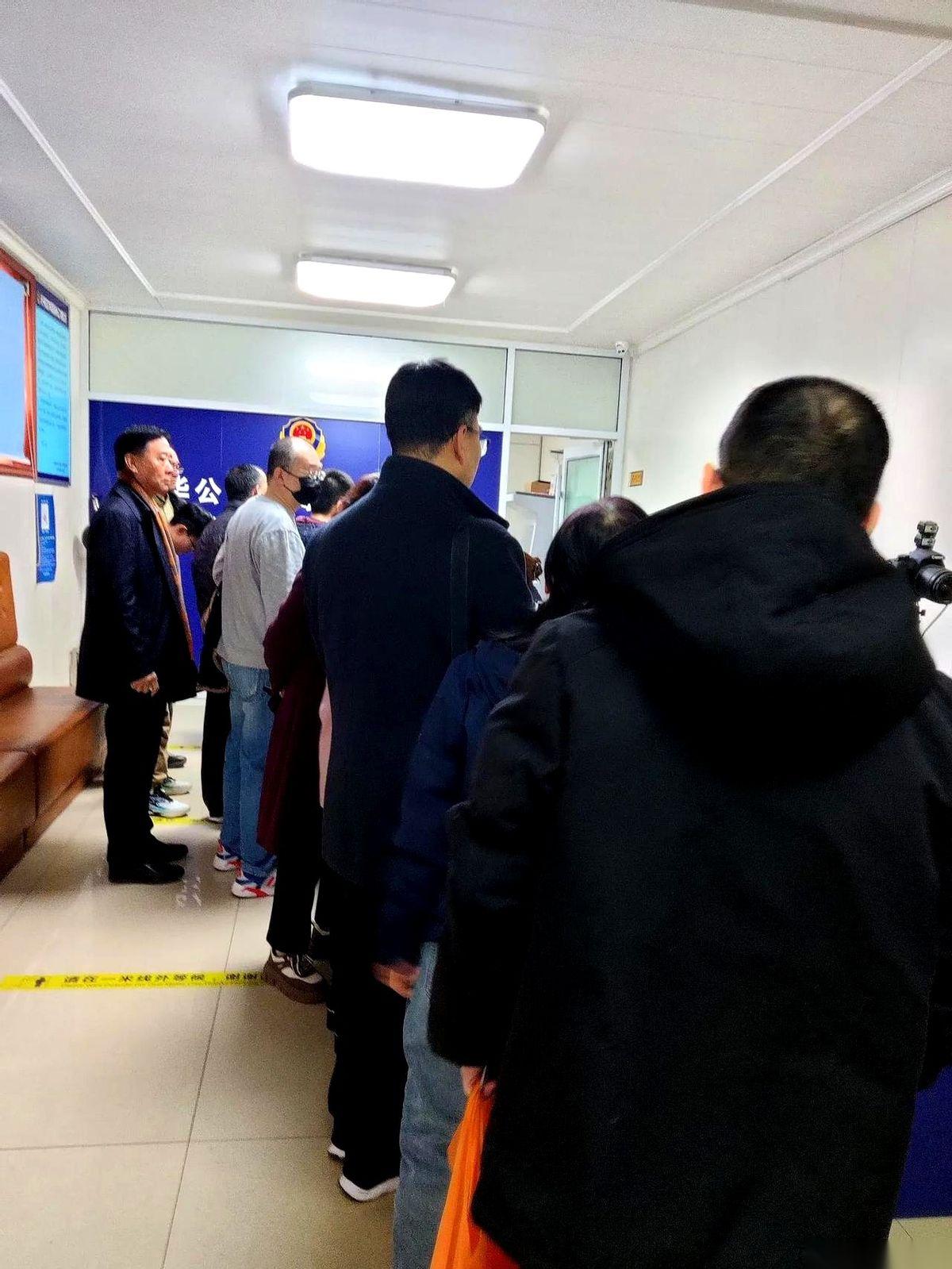 十年。一张照片，要管你整整十年。想想这事儿就觉得有点魔幻。身份证快到期了，去