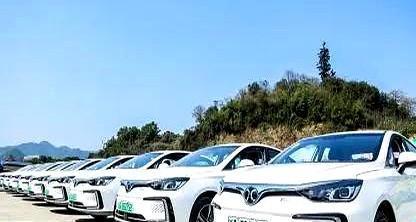 再次吐槽一下网约车！昨天晚上回家叫了一个网约车，上车就是四个字：手机尾号？对