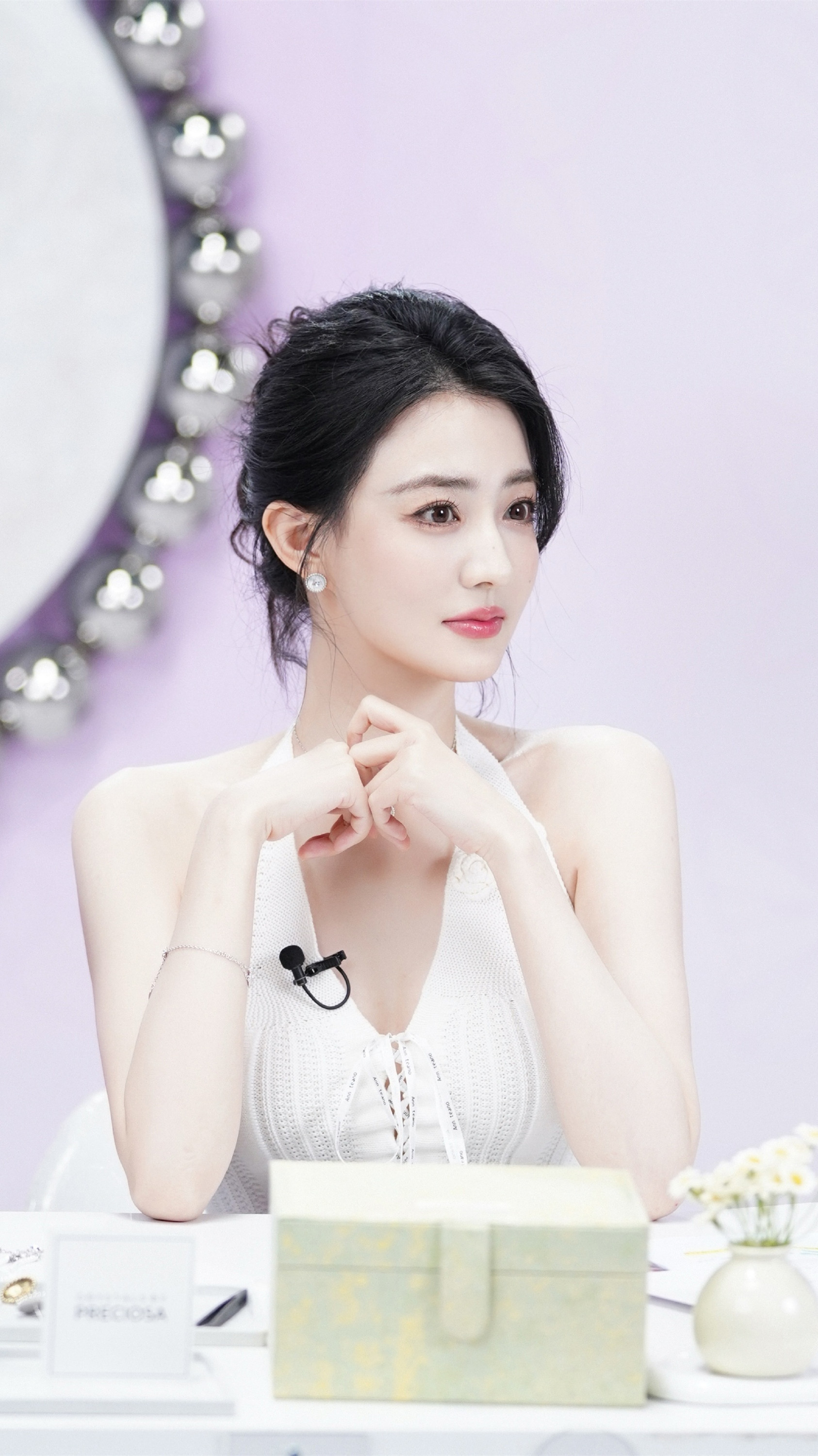 徐璐，挂脖白裙，精致柔美。徐璐