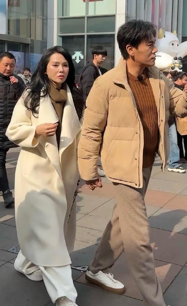 最近伊能静和秦昊手牵手逛街，两位搭配的都很时尚，看起来像一对年轻的情侣。伊能