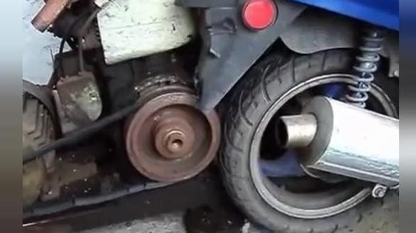 用摩托车后轮的力量来启动一台老式发电机