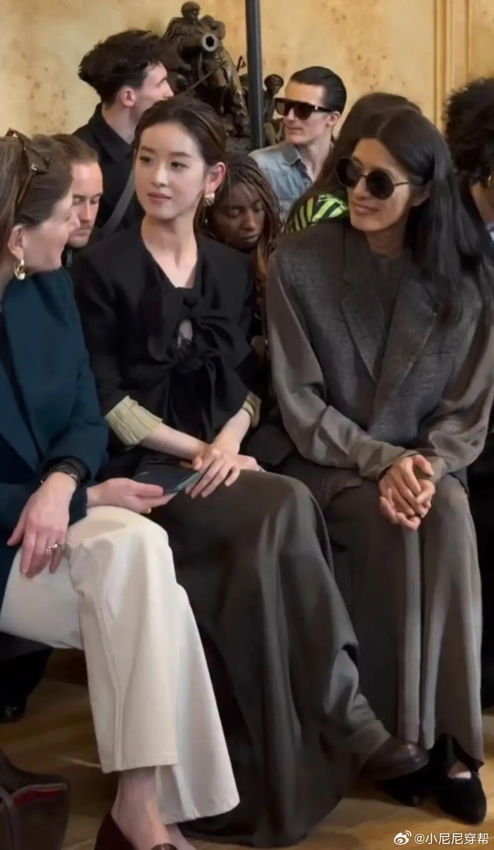 章泽天现身巴黎时装周，身穿黑色上衣，与人热聊，自信明媚！