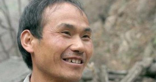 2012年，一名41岁陕西男子被撞身亡，警方在他破旧的衣服里，发现了一张被血浸染