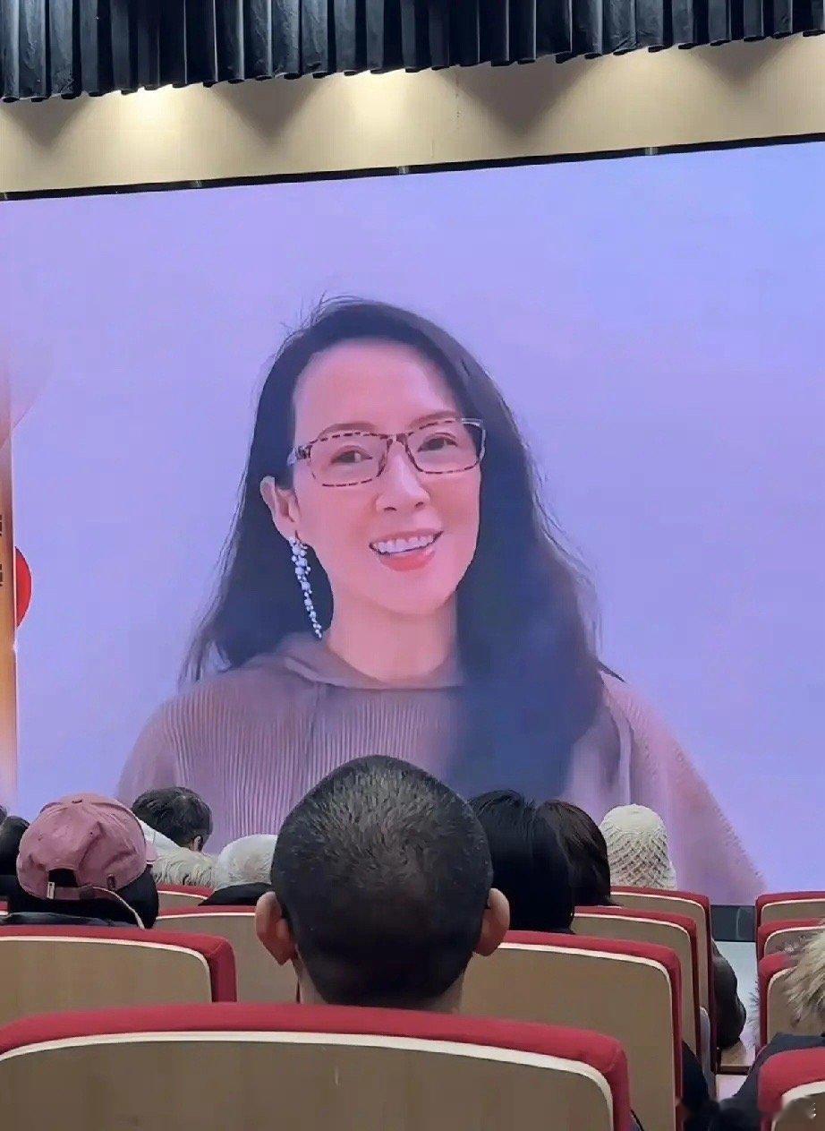 章子怡为儿子所在的北京某小学宣传戏剧节，纯素颜出镜，真是老了，嘴都歪了!近日，北