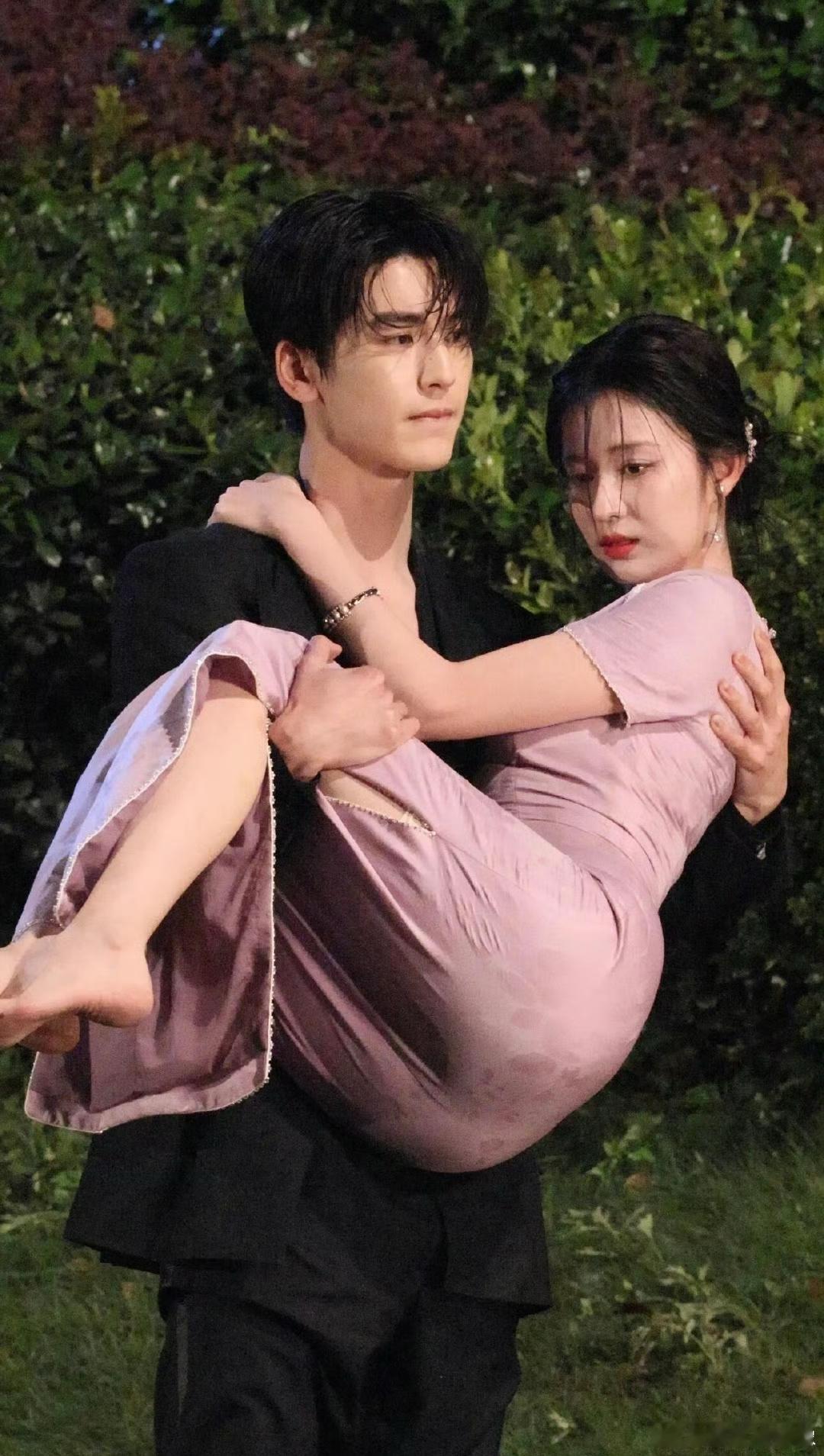 王楚然折成这样了肚子没挤出一丝肉我勒个豆！这腰腹紧致度，这折叠角度……正常人被这