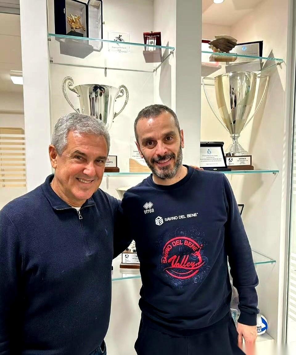 一个教练，先带着男排拿了奥运冠军，然后转头又带着女排，连拿了两届奥运冠军。你敢