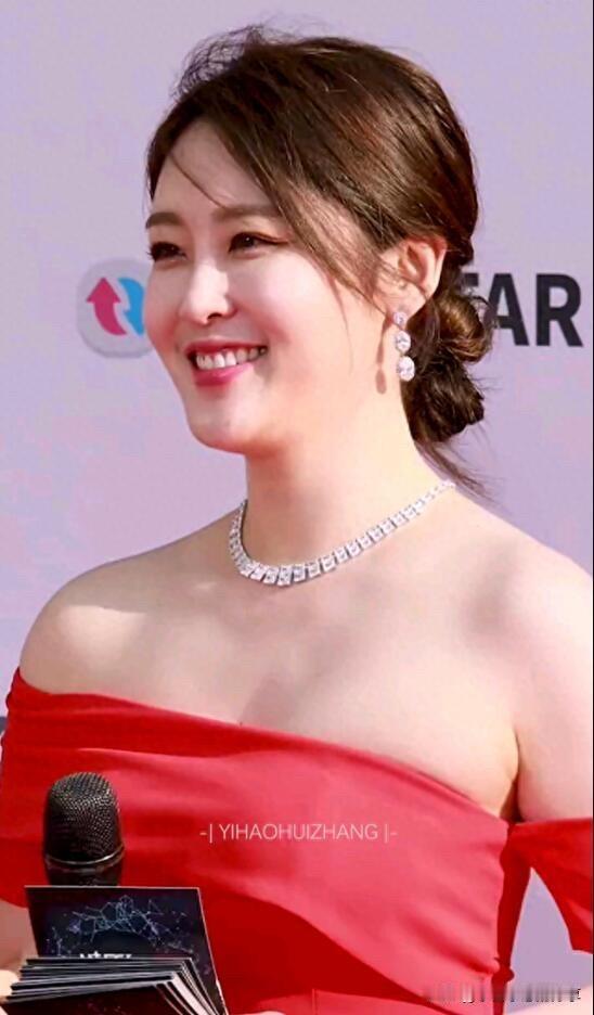 她好美啊，长相极具魅力，脸型与轮廓，拥有标准的鹅蛋脸脸，线条流畅，给人一种沉稳，