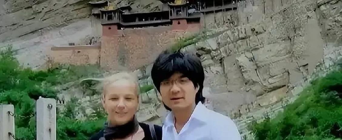 出租车刚开出去没多远，北京小伙王荻就迫不及待打开了亲爹临走时塞进来的塑料袋里