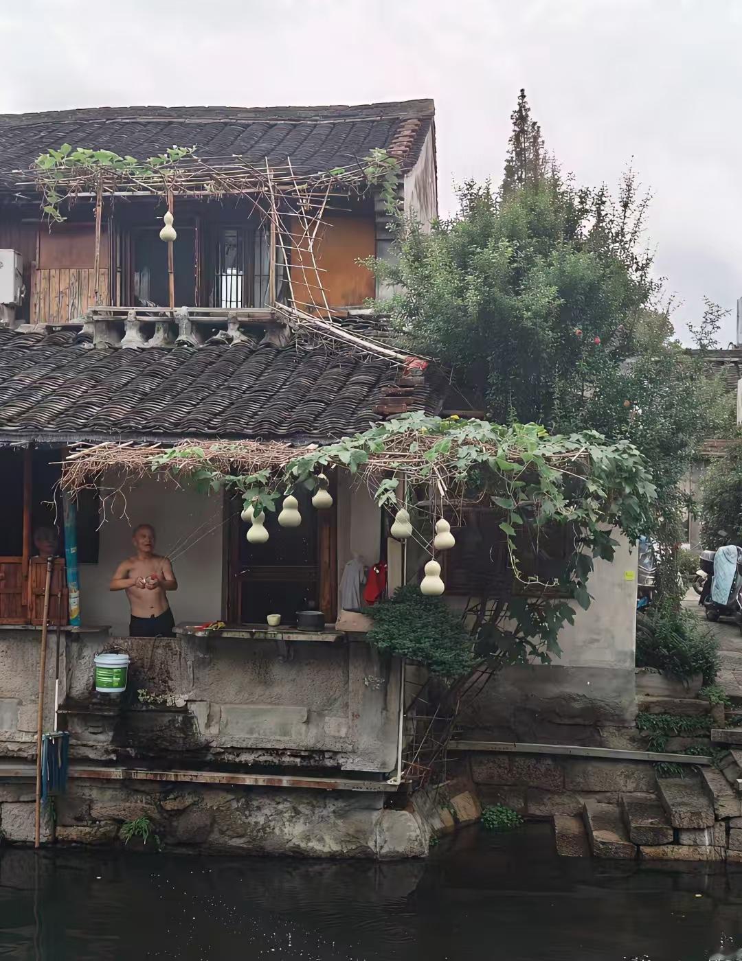 浙江绍兴文旅的心里估计不好受，“葫芦娃”爷爷剪掉了葫芦，影响了他们的计划，