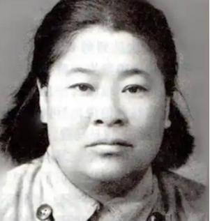 1933年，许世友听说部队有一位武当出身的女侠，便想要切磋一番，他迈着自信的步伐