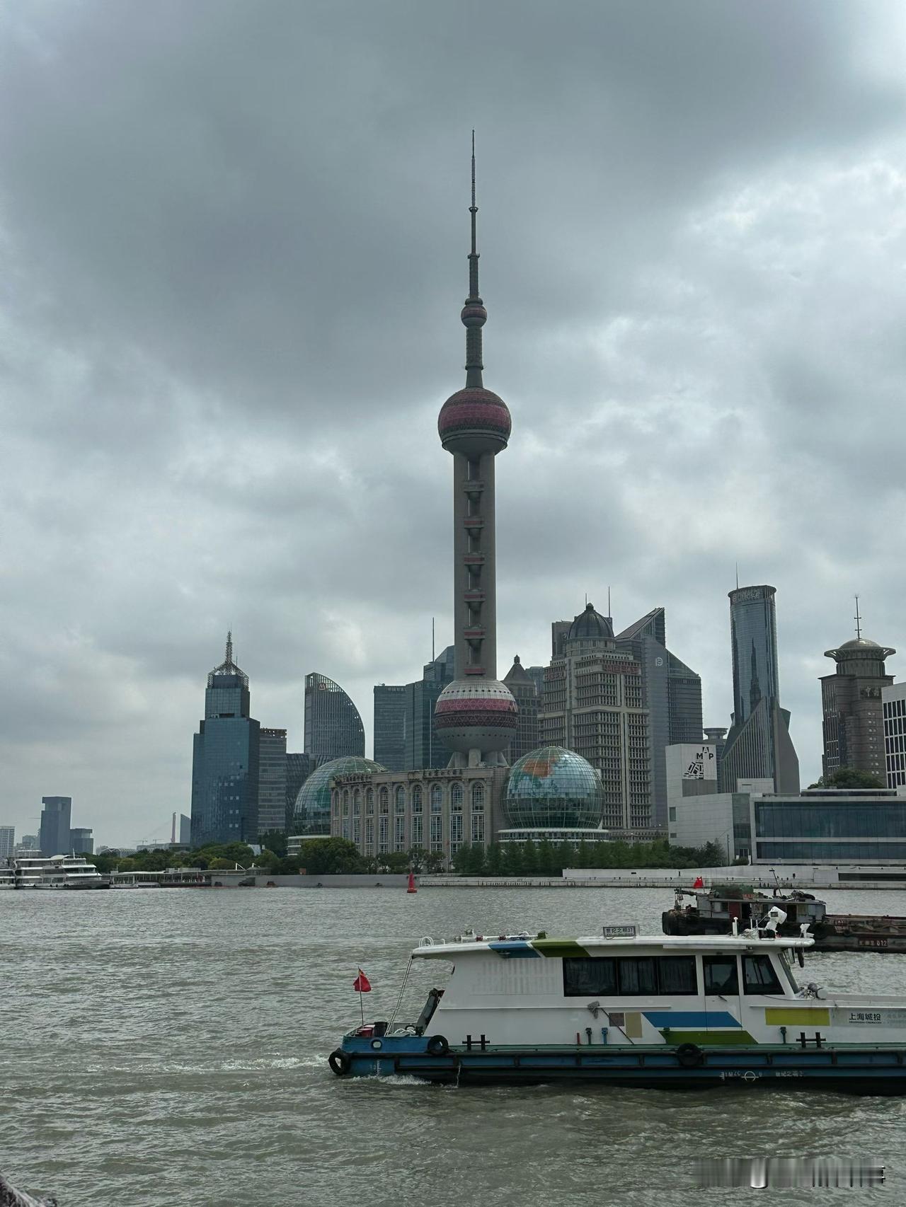 不知道生活在郑州的你，注意到了没有一个街头变化，就是以前郑州街头的出租车都是规规