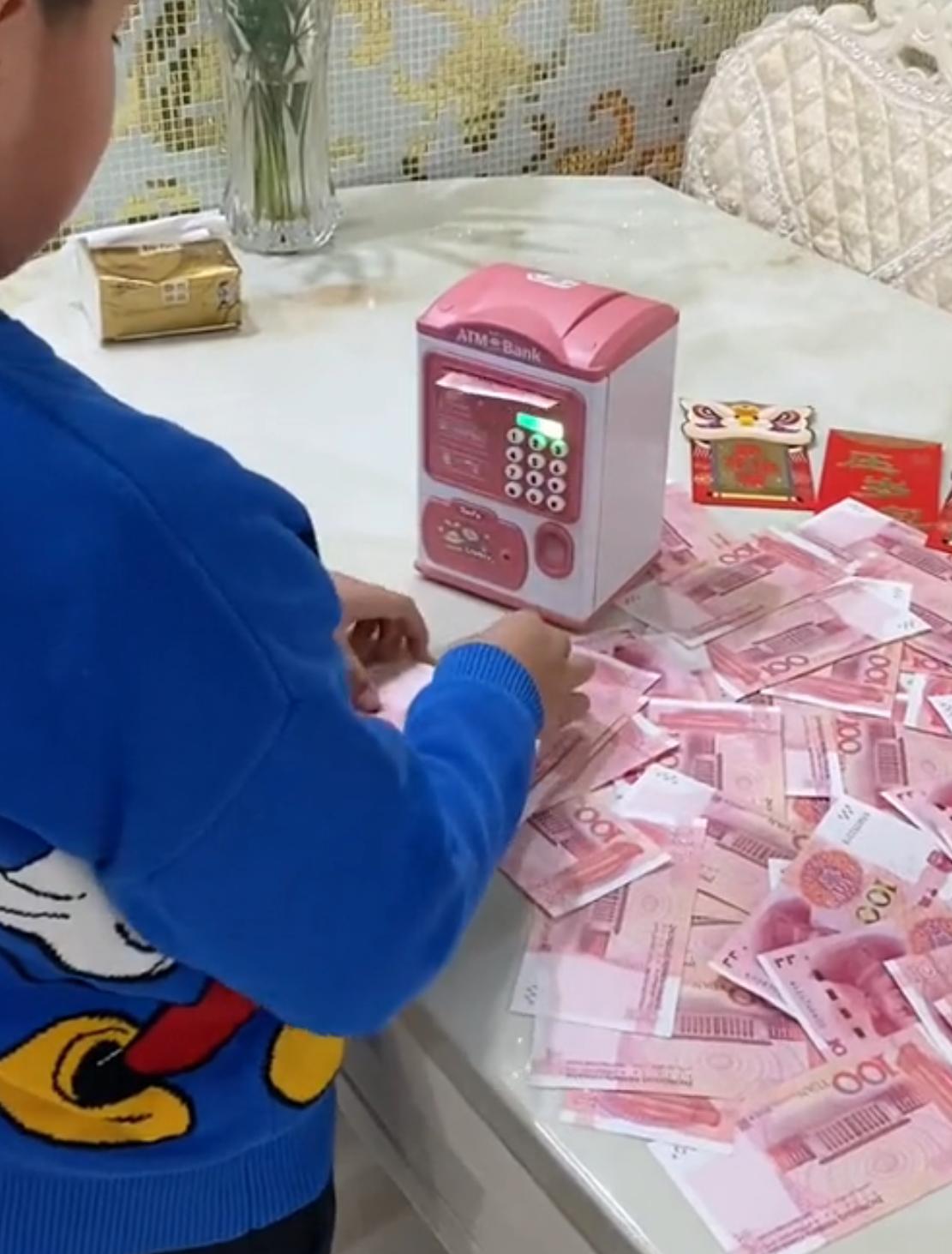 我儿子今年14岁，今年过年，我们和亲戚一共给了他2500块压岁钱。想着他长大了，