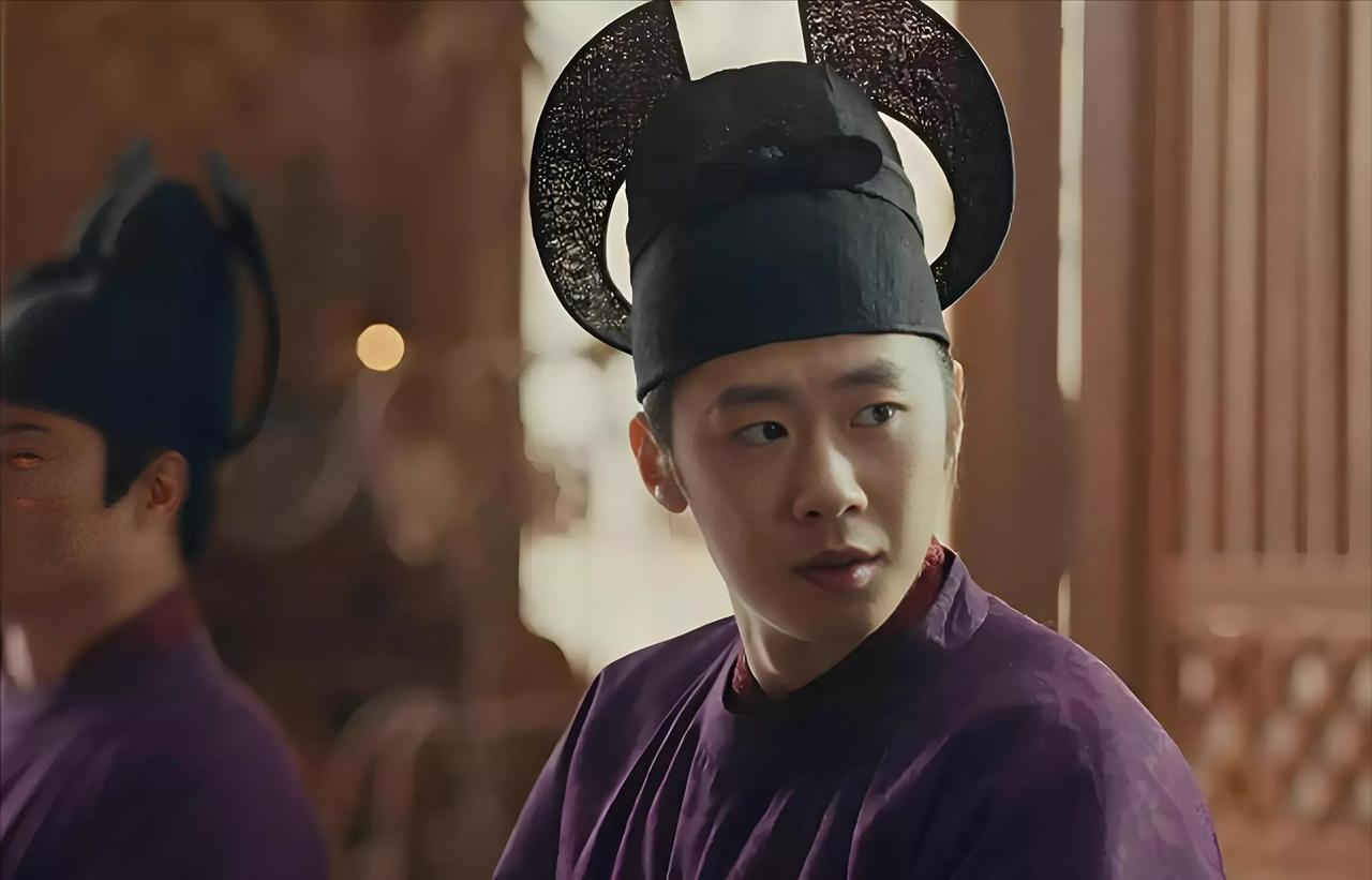 这事不能光看礼数，得看那时吴越国夹在南唐和中原之间，稍一乱就完蛋。胡进思带兵