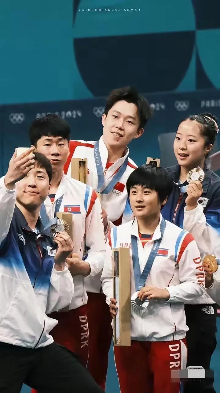 哎呀我去我们小豆包去哪儿了呀？哥在妹妹不见了我记得这照片大头旁边就是莎莎呀