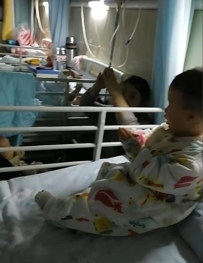 河南三门峡，女子带孩子住院，病房里住着三个宝宝，这天女子突然闹肚子，另一个家长也