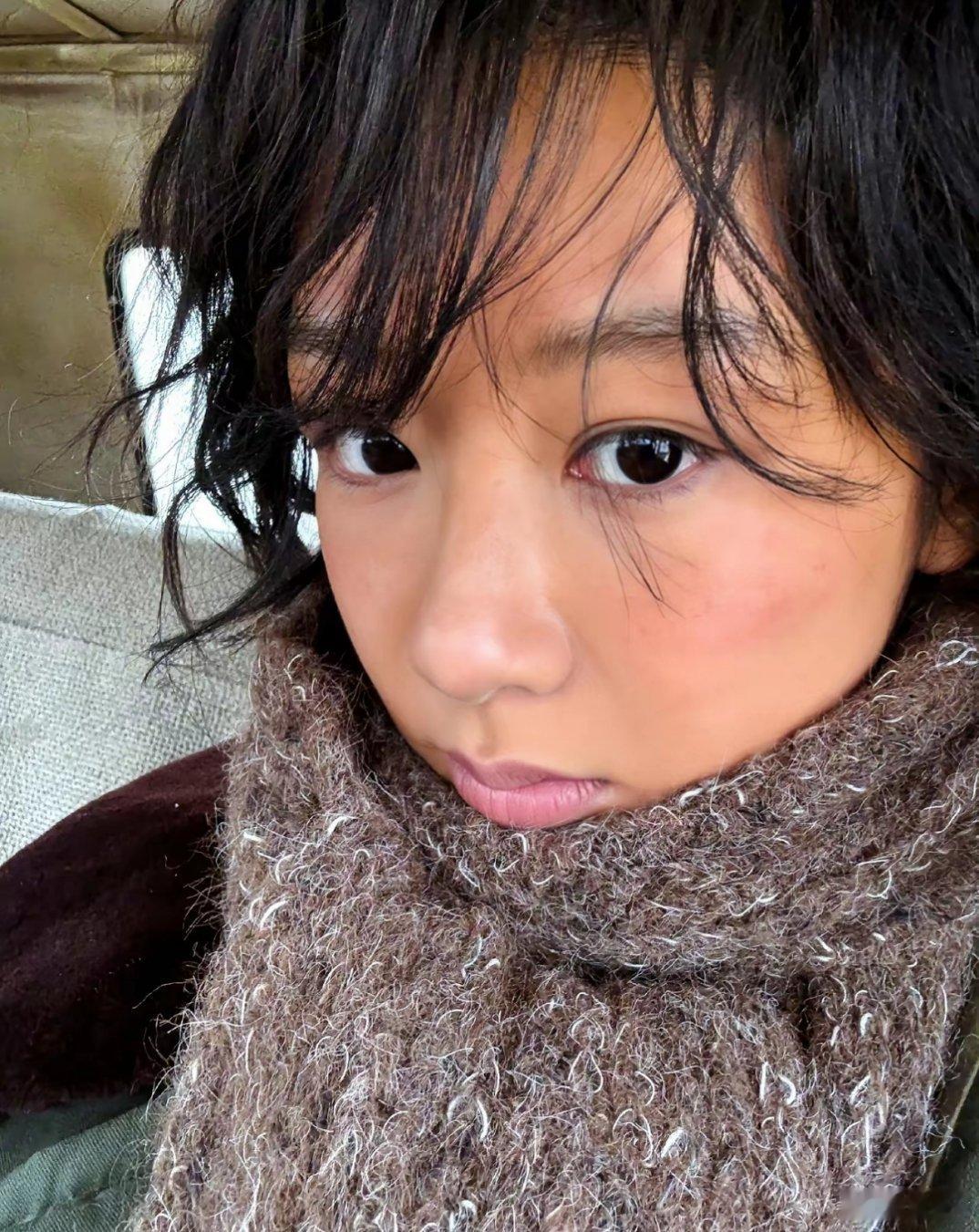 一个月过去了，杨紫看起来已经完全融入了新角色，脸上有了高原红，头发没了章法，乱蓬