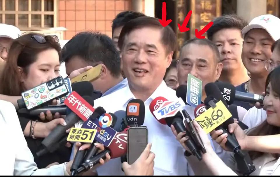 郝龙斌这火发得有点意思！投票刚结束就直怼郭正亮“不懂九二共识”，这哪儿是回应质疑
