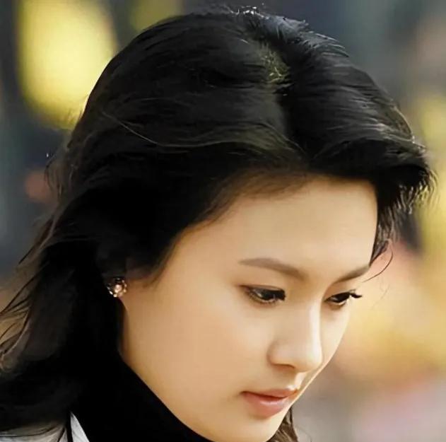 央视最惨女主播复出！两任丈夫一死刑一暴毙，48岁直播带货惊现亿元翡翠家人们谁懂