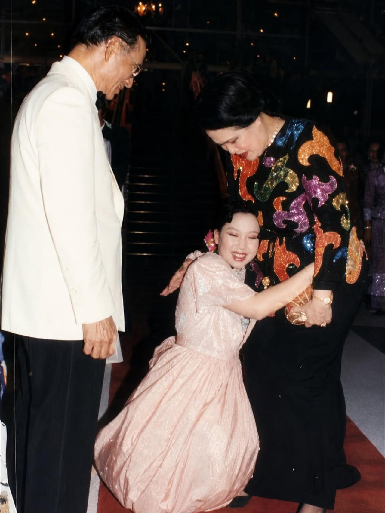 帕公主身份尊贵，是老泰王夫妇最爱的孙辈本来按普密蓬夫妇的安排，玛哈继位后颂莎瓦