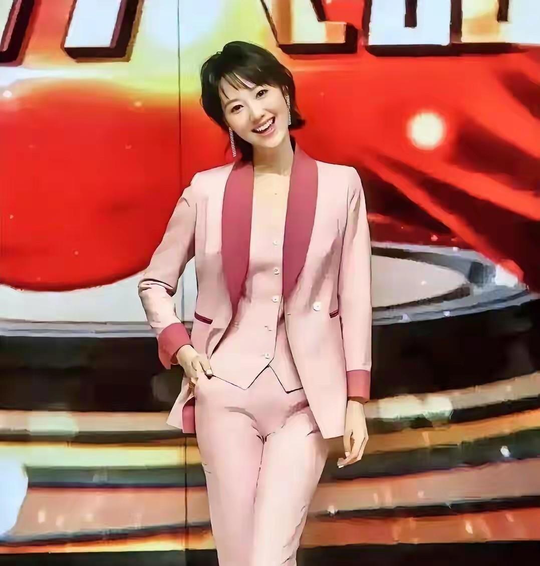 她完美在线绝了！身材不高不矮，匀称苗条精致恰到好处，这也就算了，关键肌肤还白得