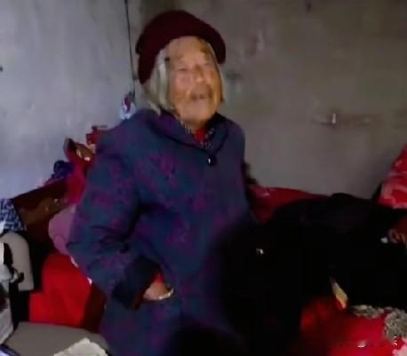 近日，安徽阜阳一90岁的母亲怕费电不舍得开空调，宁愿盖着三床被子，儿子特意赶回老