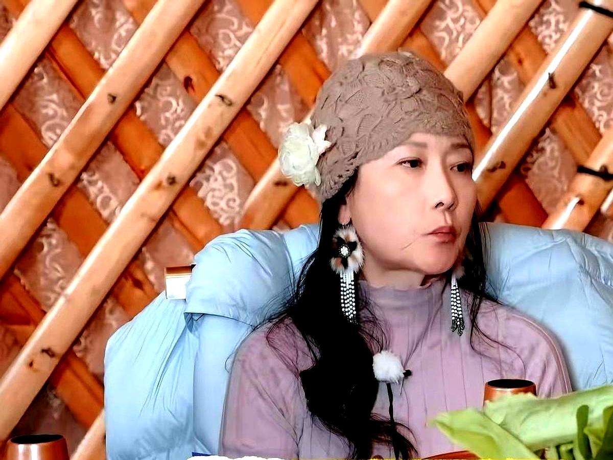 刘晓庆一句话，戳破了圈里心照不宣的糊弄。不是跟对手演，是跟提词器演。斯琴高娃