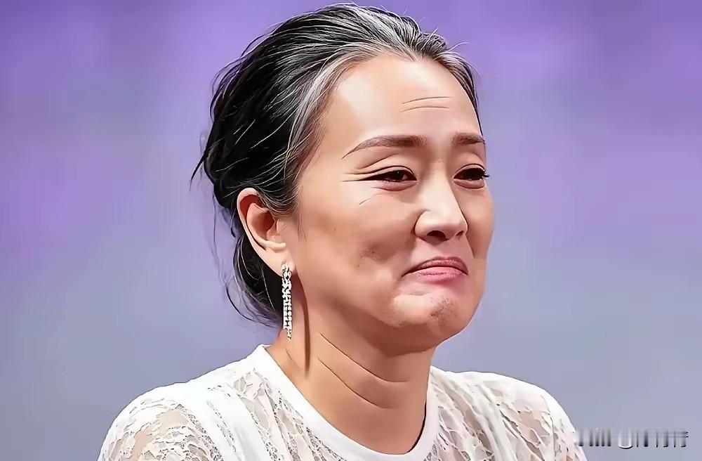 头发白了，一脸褶皱，与隔壁跳广场舞大妈没有任何区别。不跟你说，你猜不出她是谁？她