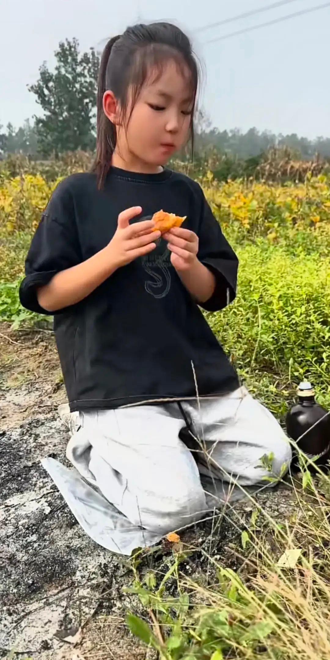 看哭了，八月十五这天，女儿给离世的爸爸送月饼。女儿轻声说道：“爸，我想你了。今儿