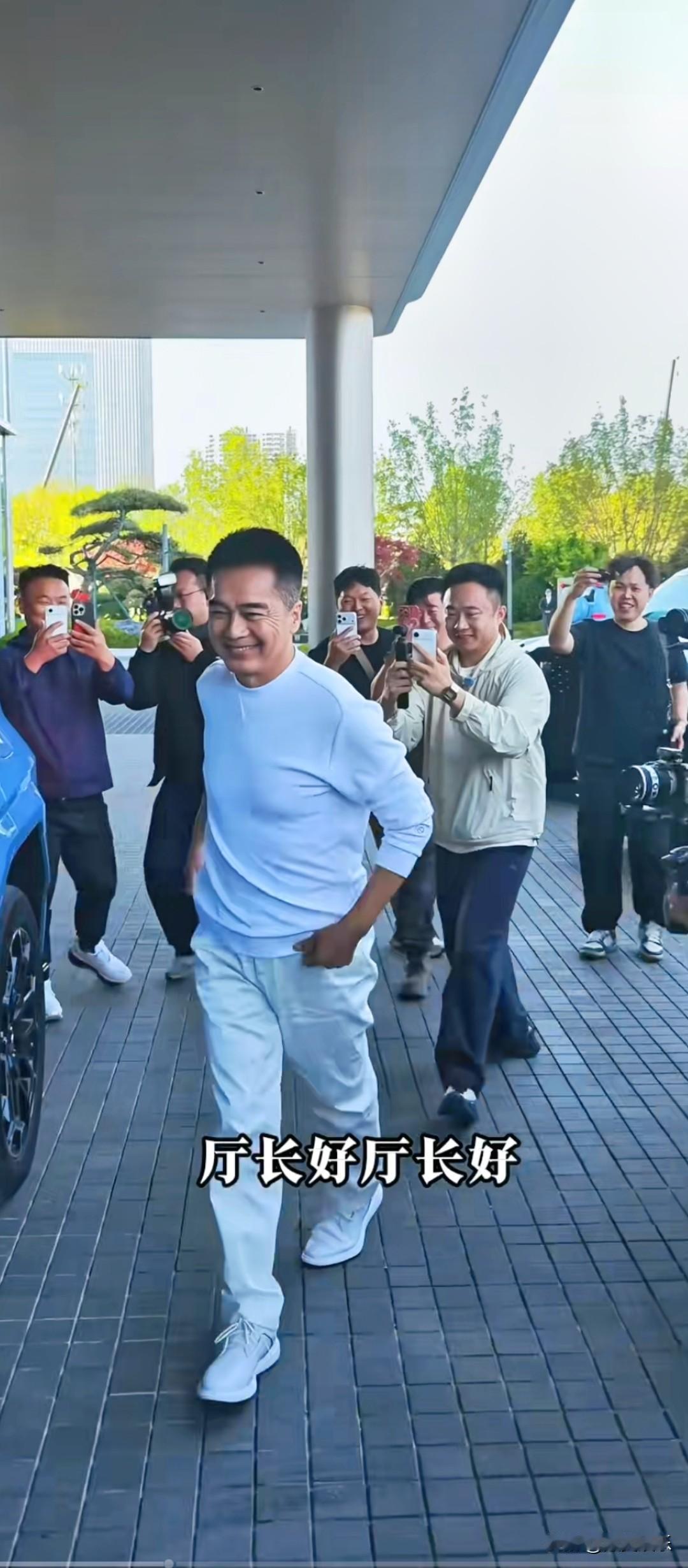 没办法，人家高度够了！演员许亚军试驾坦克700越野车，现场惹人群围观，本人态度