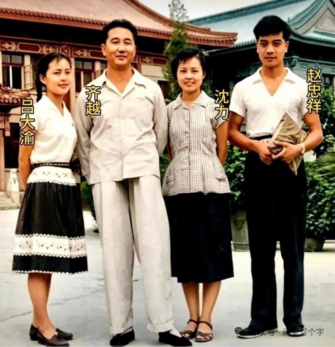 两张的珍贵的合影，一张拍摄于1960年，定格了中国电视播音事业刚刚起步时的年轻