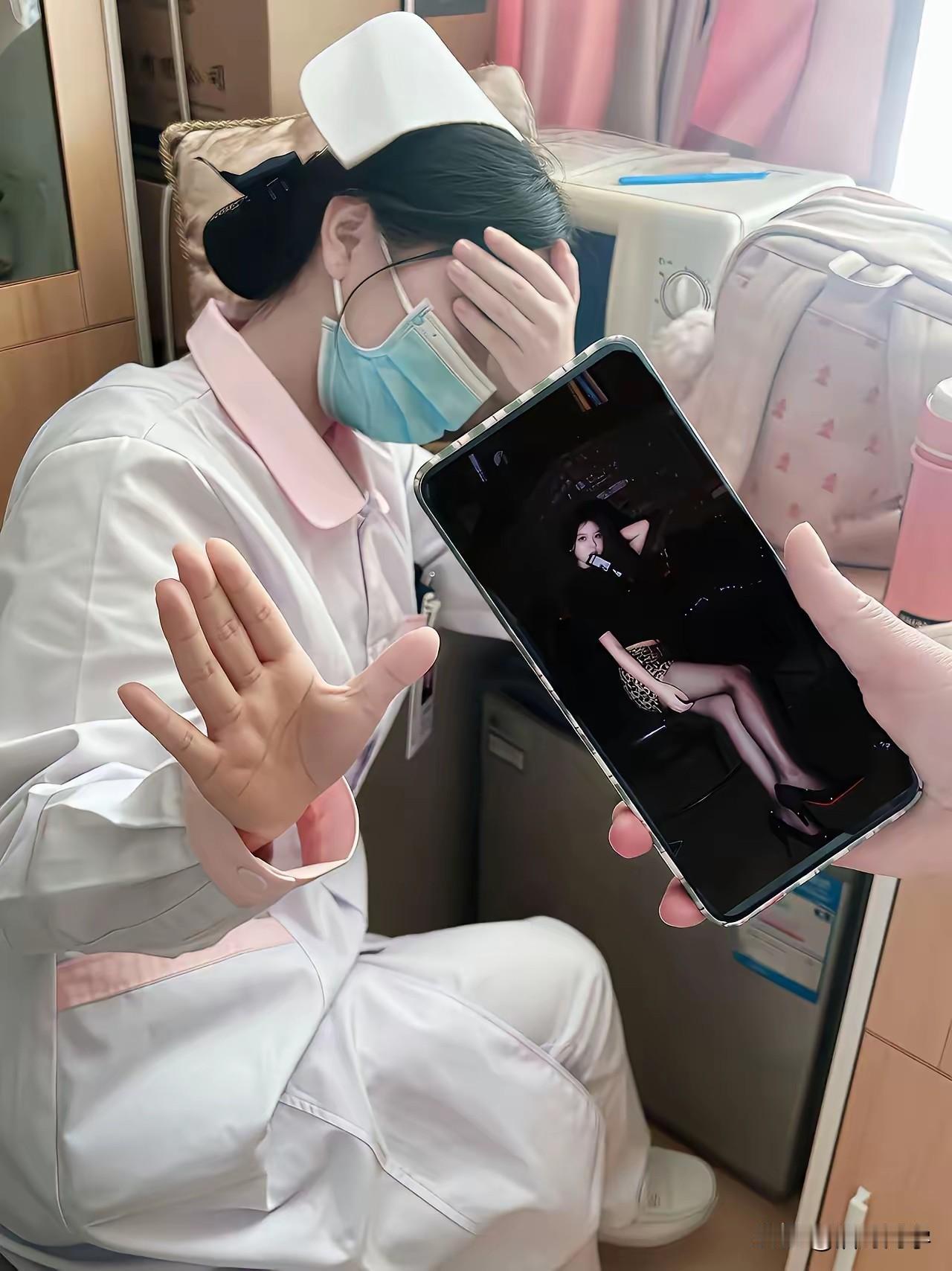 女护士看到自己的私人写真照片被发现怎么还不好意思了？护士护士护士医院日常护