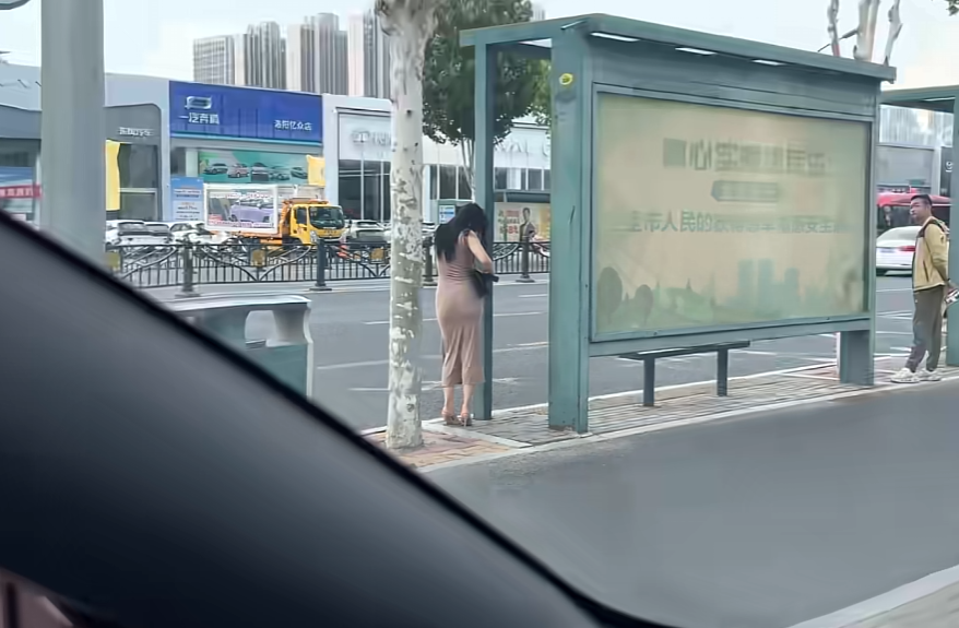 这么热的天，好心让她上车凉快一下也不来