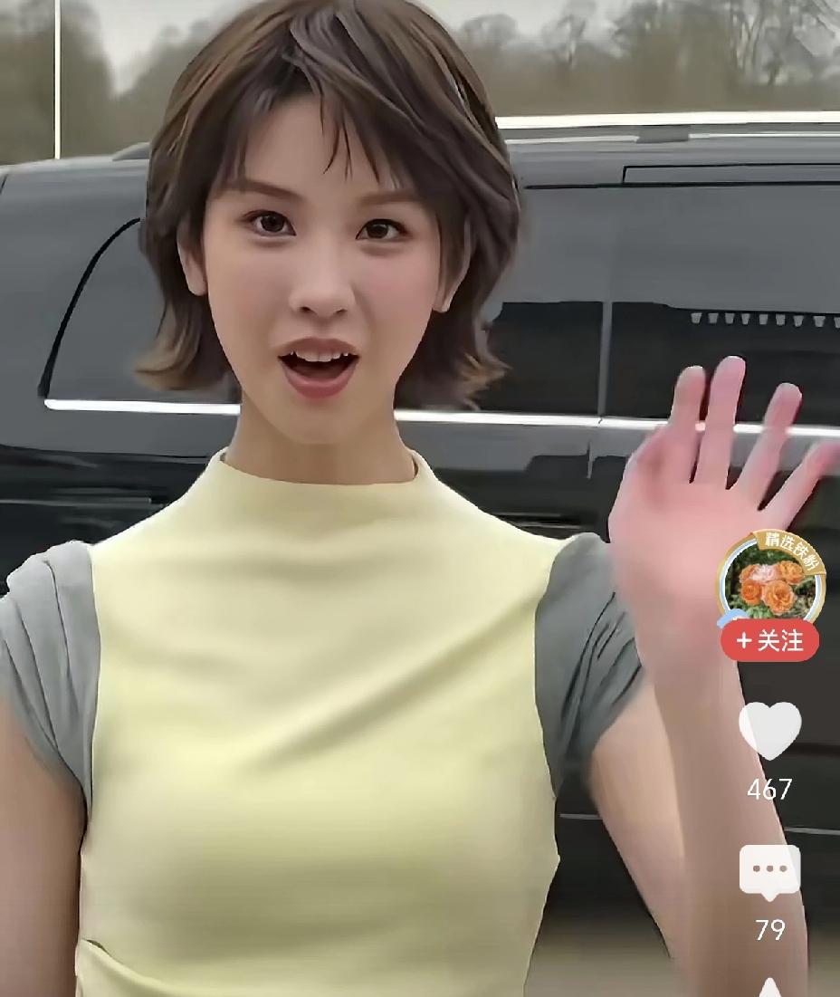 陈都灵确实美，给人一种非常干净的感觉，以前一直长发，突然见了她的短发，有种耳目一